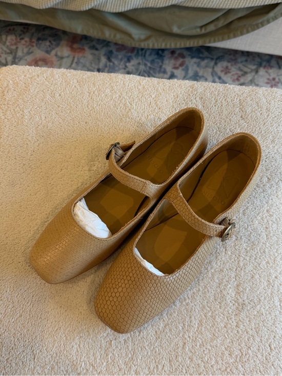 Nisolo Shoes - Nisolo Women's Tan Mary Jane Flats with Buckle Strap